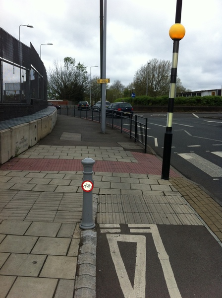 The photo for A316 Cycle Lane - runs out at Manor Circus.